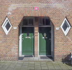 Portiek met vier huisdeuren.
<br/>
Corrie Groen- Pickhard, 2017-03-21